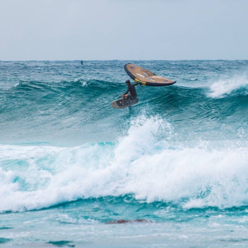 Rider en surf avec sa wing Duotone Unit SLS 2026