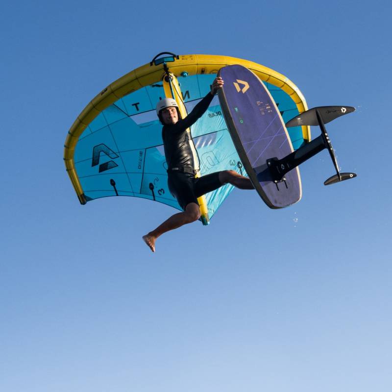 Rider en freestyle avec sa wing Duotone Unit D/LAB 2026