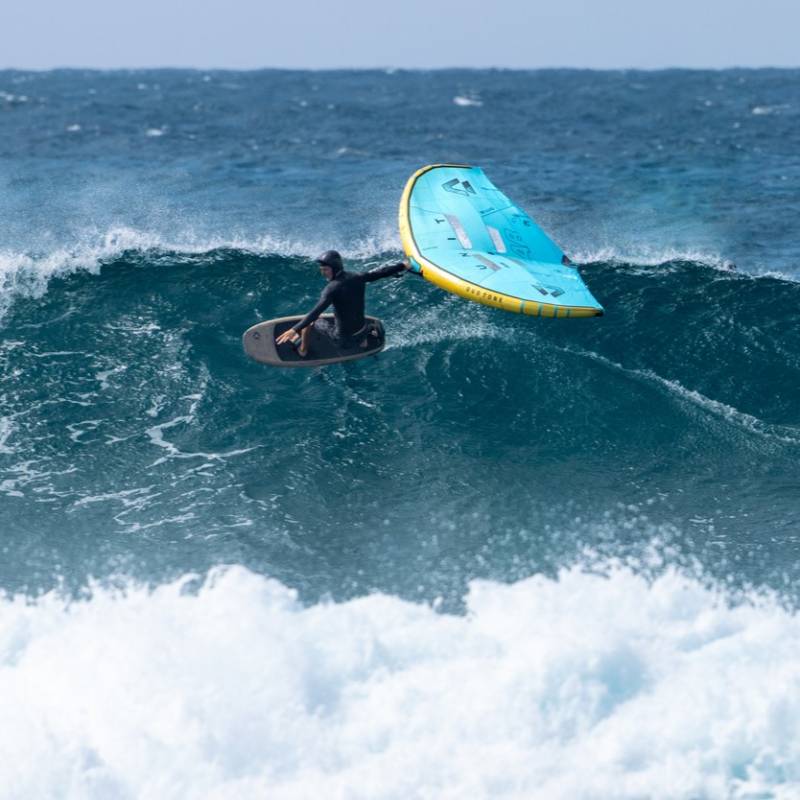 Rider en surf avec son aile de wingfoil Duotone Unit D/LAB 2026