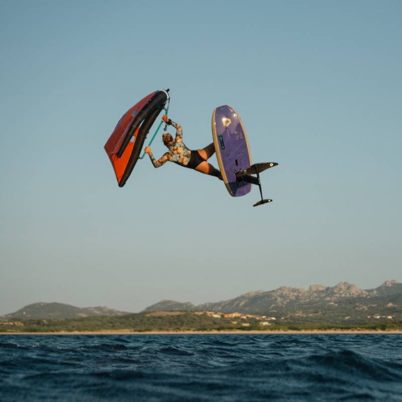 Rideuse avec sa planche de wingfoil Duotone Sky Style SLS 2026
