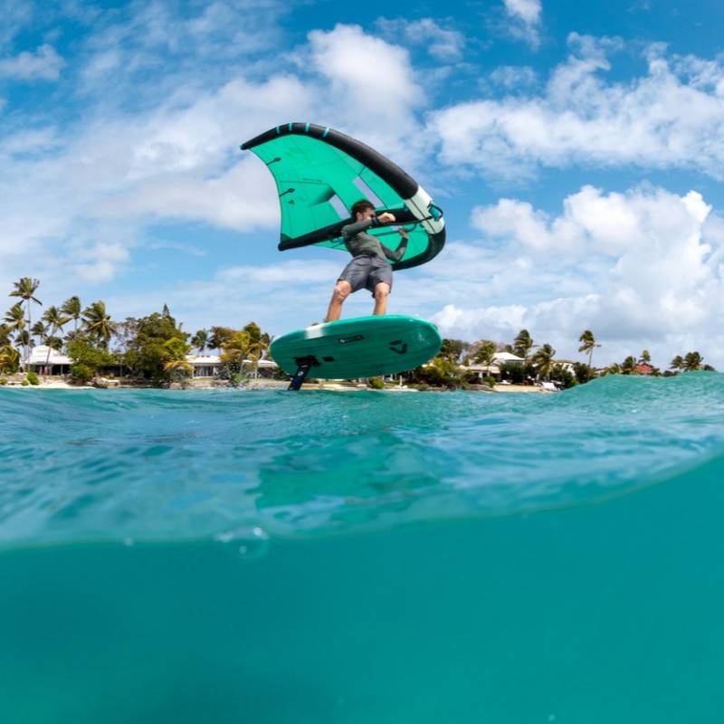 Rider en nav avec la planche de wingfoil Duotone Sky Style 2026