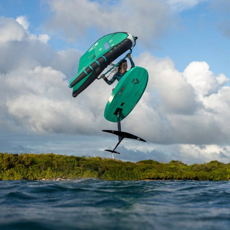 Rideuse effectuant un saut avec sa board Duotone Sky Style 2026
