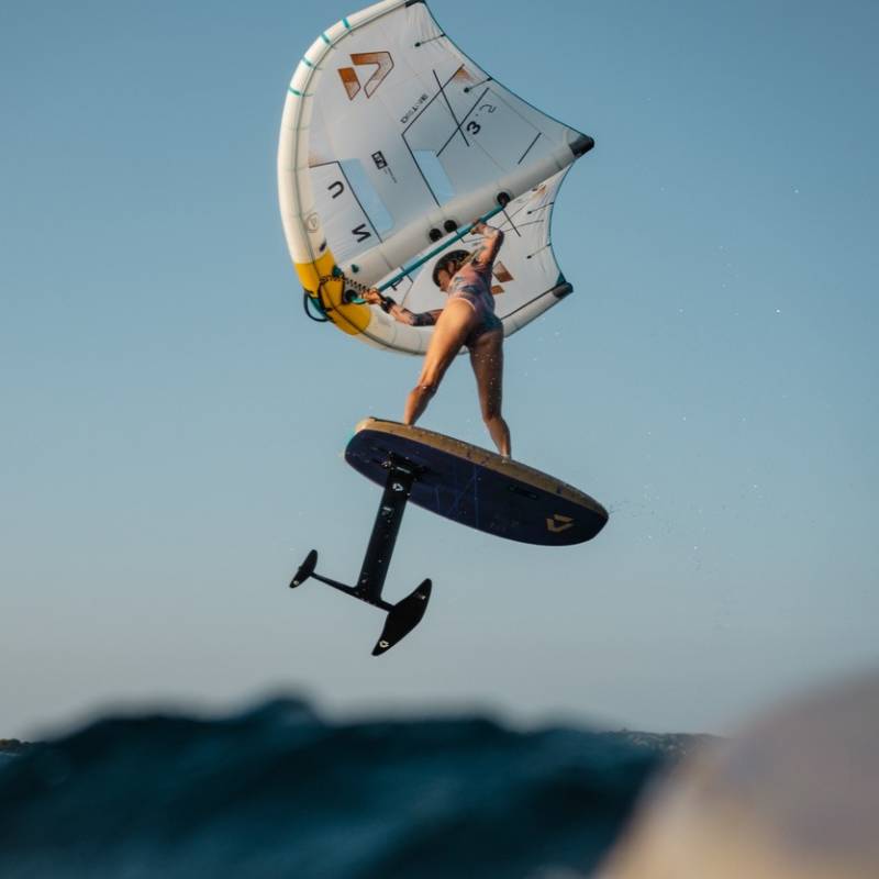Rideuse en tricks avec son aile de wing Duotone Unit SLS Concept Blue 2026