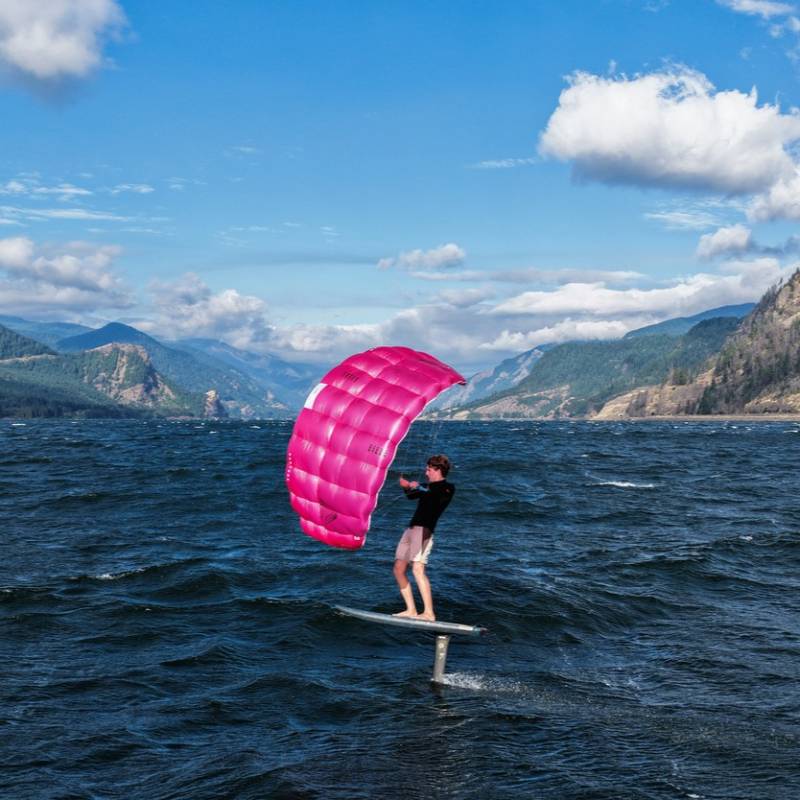 Rider en pocket wing avec la planche de wingfoil Duotone Skybrid SLS 2026