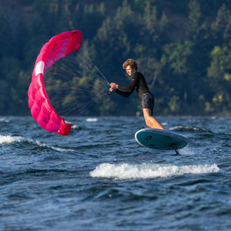 Rider utilisant la planche Duotone Skybrid D/LAB 2026 en pocket wing