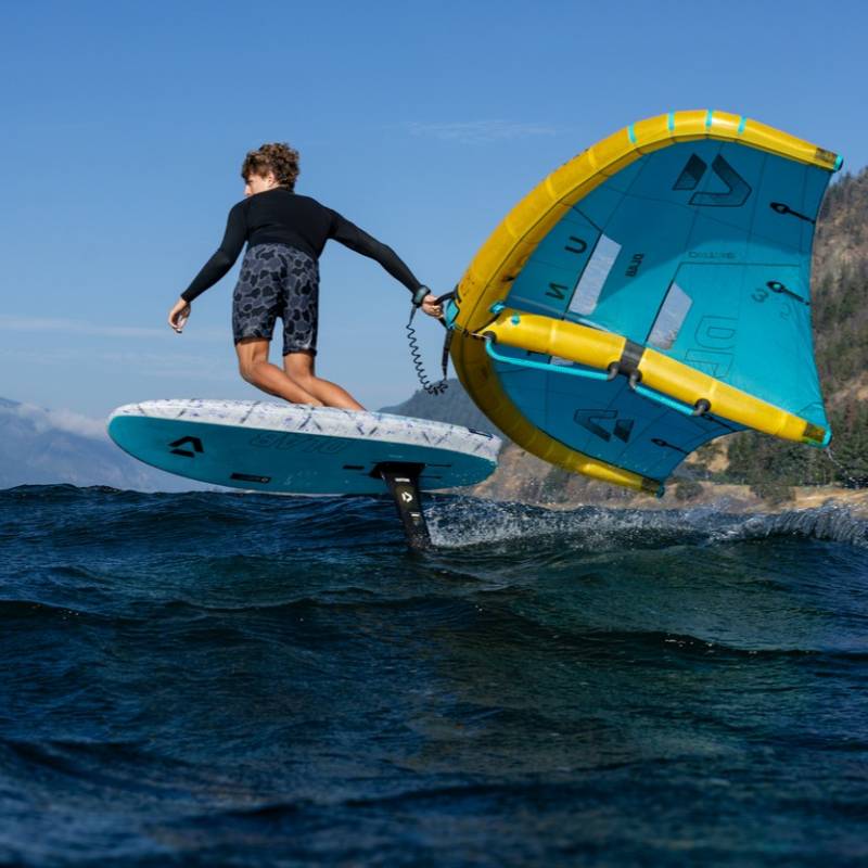 Rider en navigation avec la planche de wingfoil Duotone Skybrid D/LAB 2026