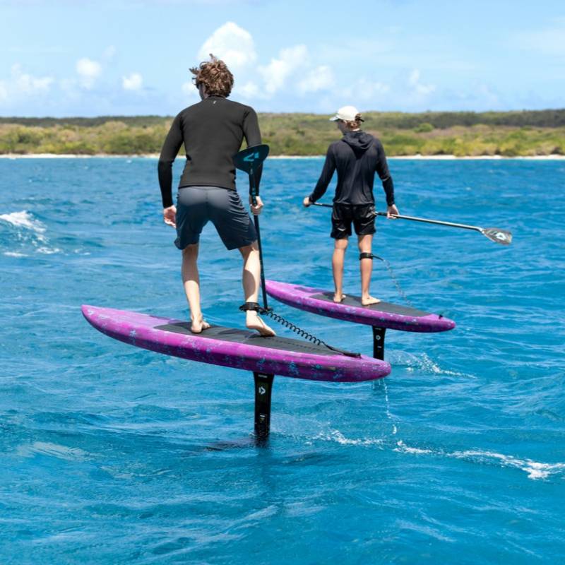 Rider en downwind avec la planche Duotone Downwinder SLS 2026