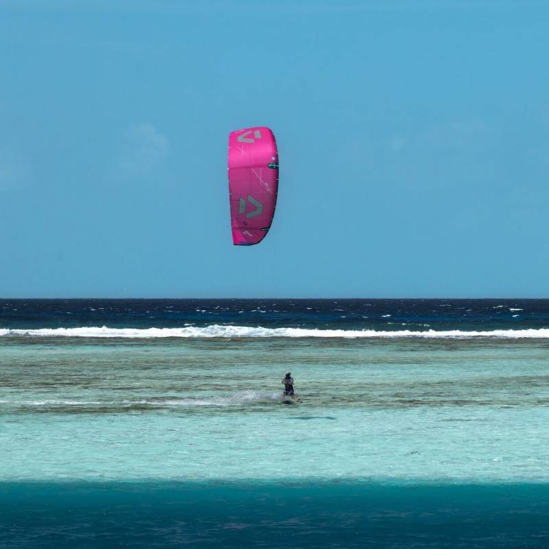 Rider tirant un bord avec son kite Duotone Dice SLS 2026