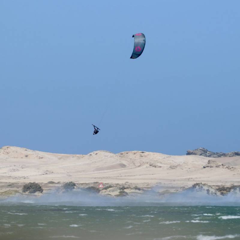 Rider en plein saut avec l'aile de kitesurf Duotone Dice SLS 2026