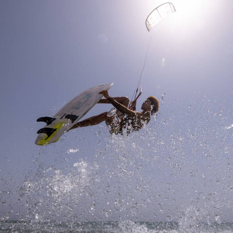 Rider en tricks avec son surf Duotone WHIP D/LAB 2026