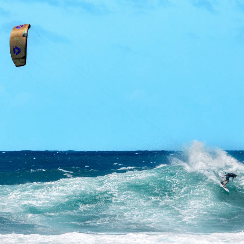 Kitsurfer en pleine action utilisant la Duotone Neo SLS 2026