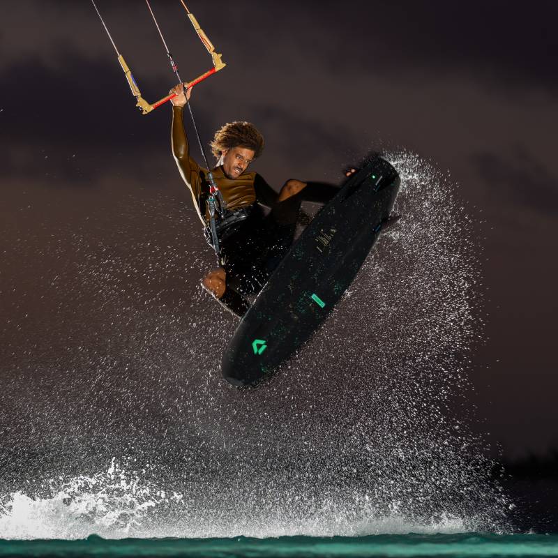 Duotone Provoke 2026 kitesurf strapless freestyle saut nocturne