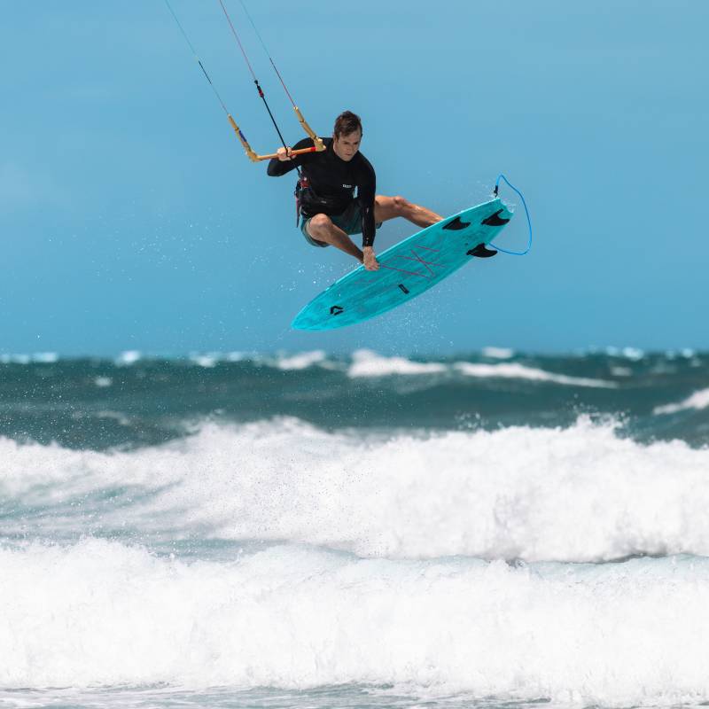 Saut strapless en kitesurf avec planche DUOTONE VOLT SLS 2026