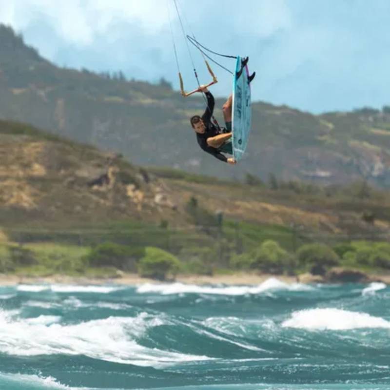 Saut aérien en kitesurf avec planche équipée Duotone  Front Pad 2026