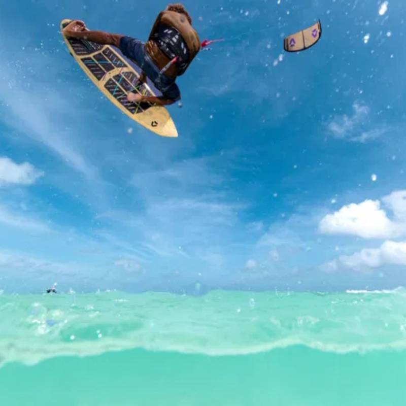 Aerial strapless kitesurf avec planche équipée Duotone Traction Pad Front SLS 2026