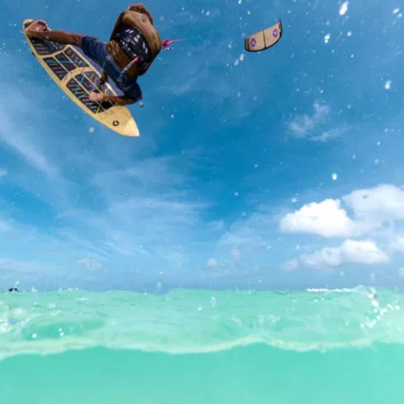 Saut strapless kitesurf avec planche Duotone Blur SLS 2026