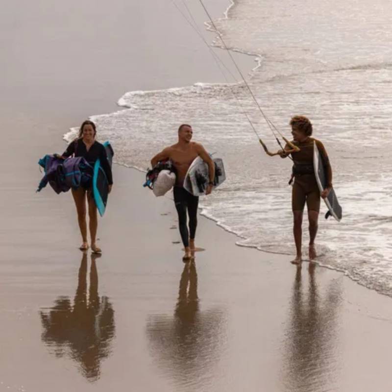 Riders kitesurf avec planche DUOTONE VOLT SLS 2026 sur la plage