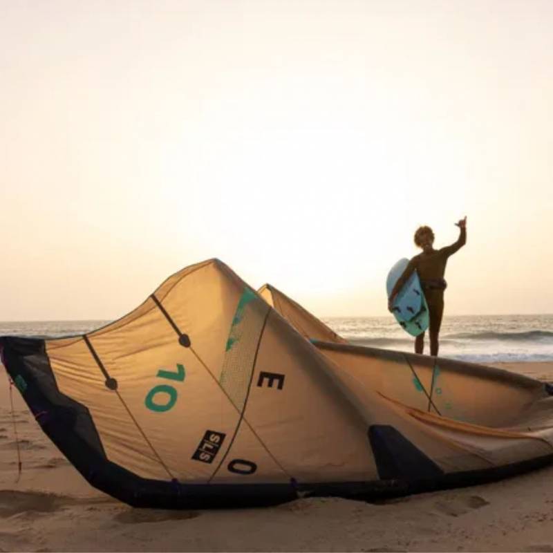 Aile de kitesurf Duotone Neo SLS 2026 sur la plage au coucher de soleil