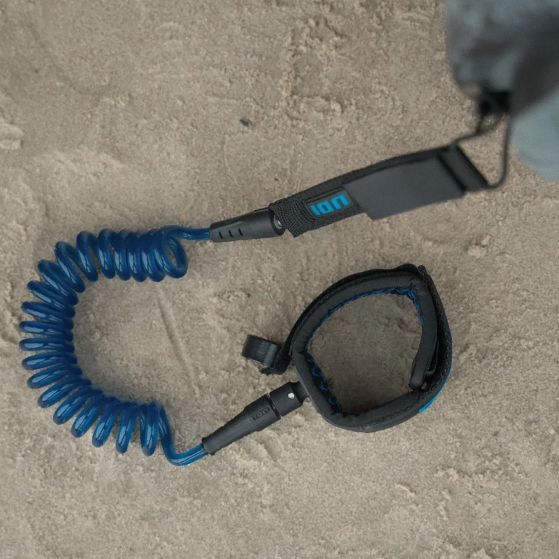 ION Wing Leash Core Coiled Ankle 5.5 – leash spiralé de wingfoil cheville noir et bleu