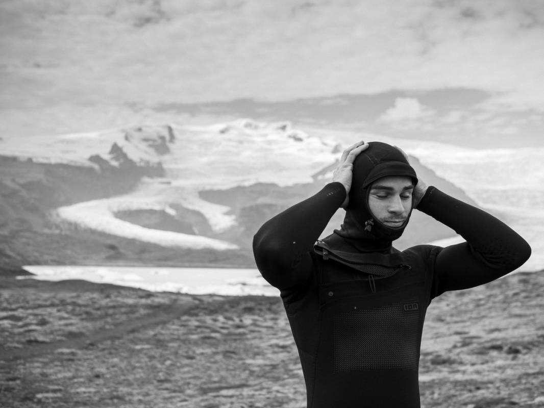 Combinaison néoprène ION Seek Select 5.5/4.5 homme 2026 en action surf hivernal