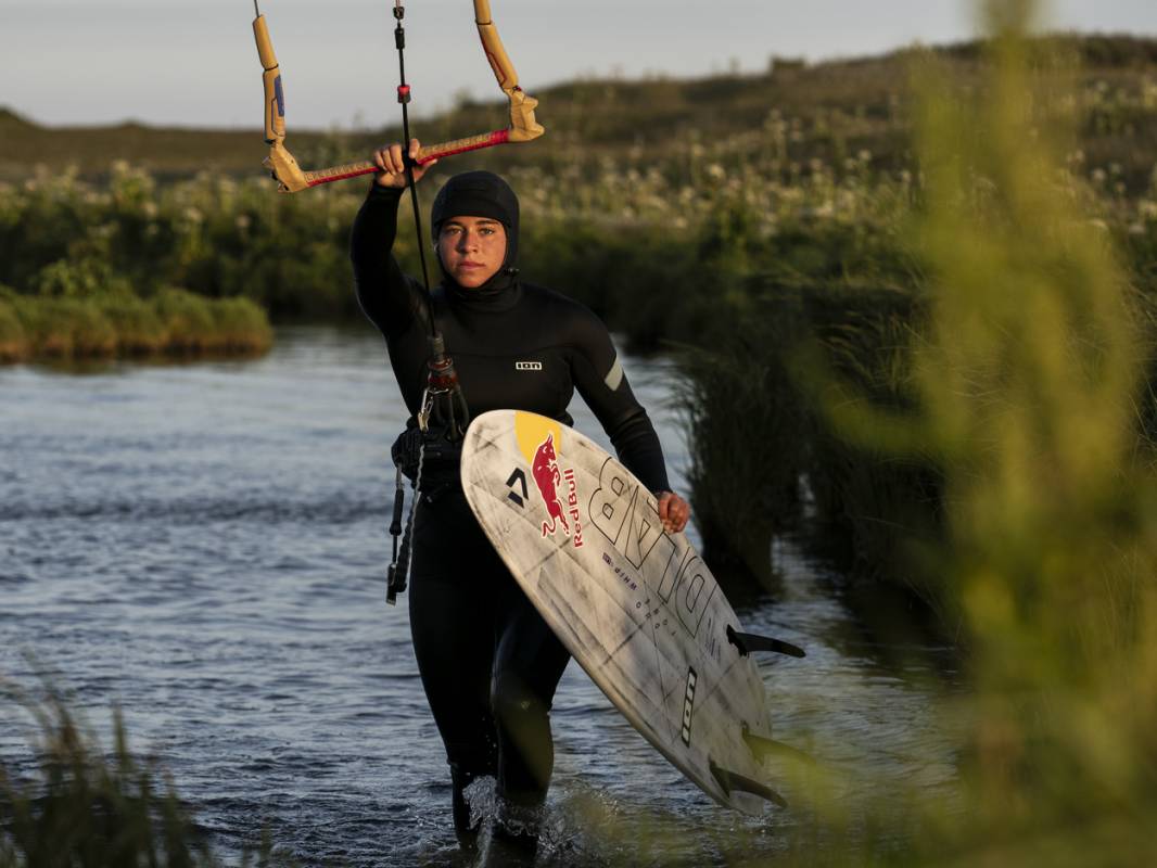 Combinaison néoprène ION Amaze Core 5/4 Women 2026 en action surf hivernal