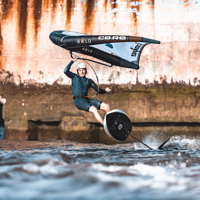 Rider en wingfoil avec l’aile Core Halo 2026 maniabilité et contrôle