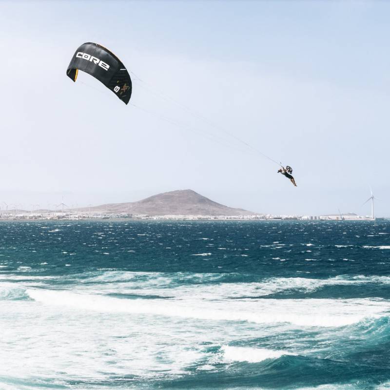 Rider en saut avec l’aile de kite surf CORE XR PRO V2 2026