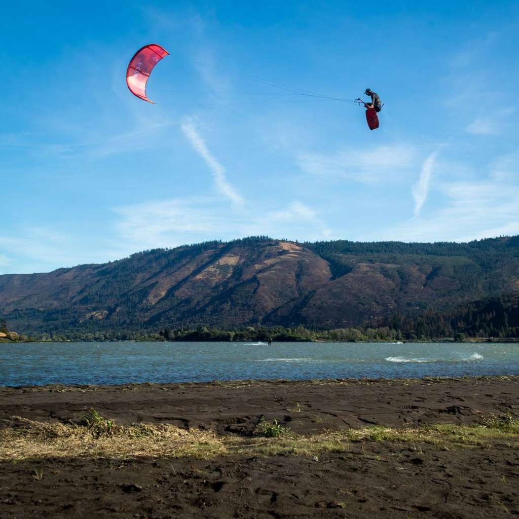 Aile de kitesurf F-ONE BANDIT BY BRAINCHILD 2026 en vol sur l’eau