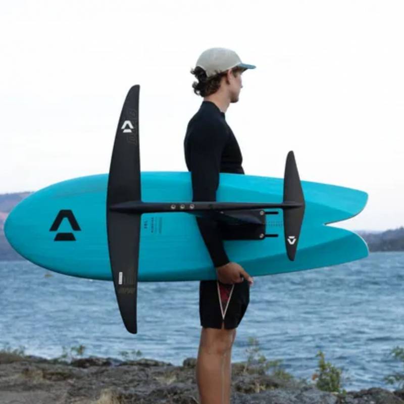 DUOTONE Monobloc Tail S D/LAB 2026 monté sur foil, vue de profil portée par un rider au bord de l’eau