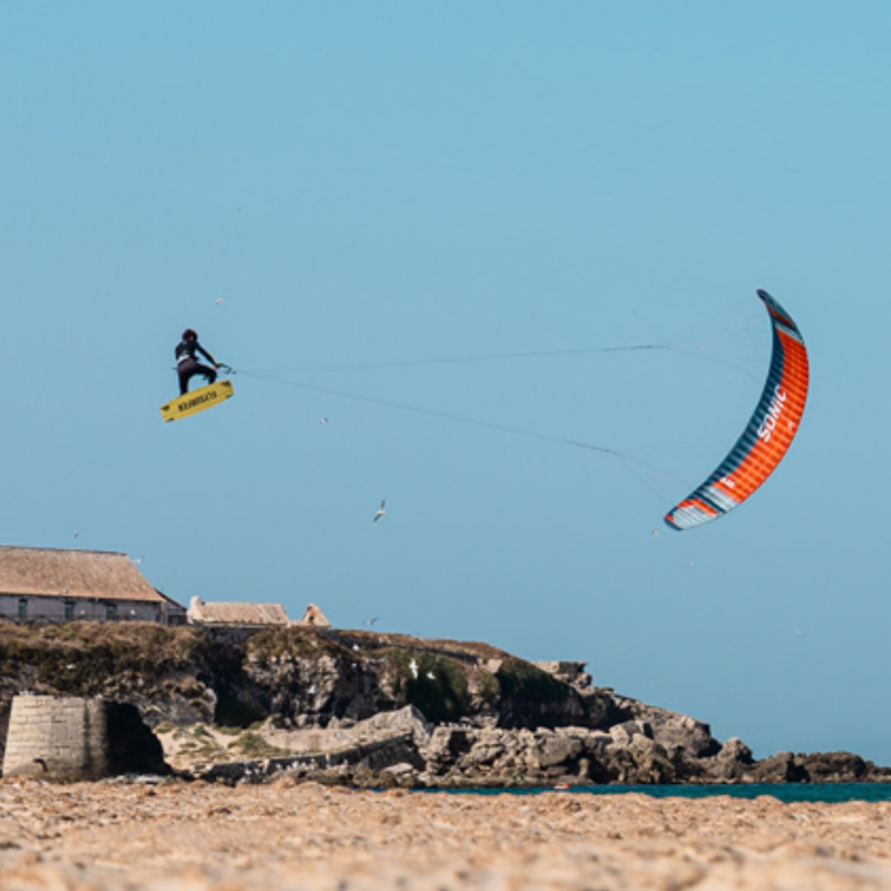kitesurfer flysurfer sonic 5 2025 saut plage