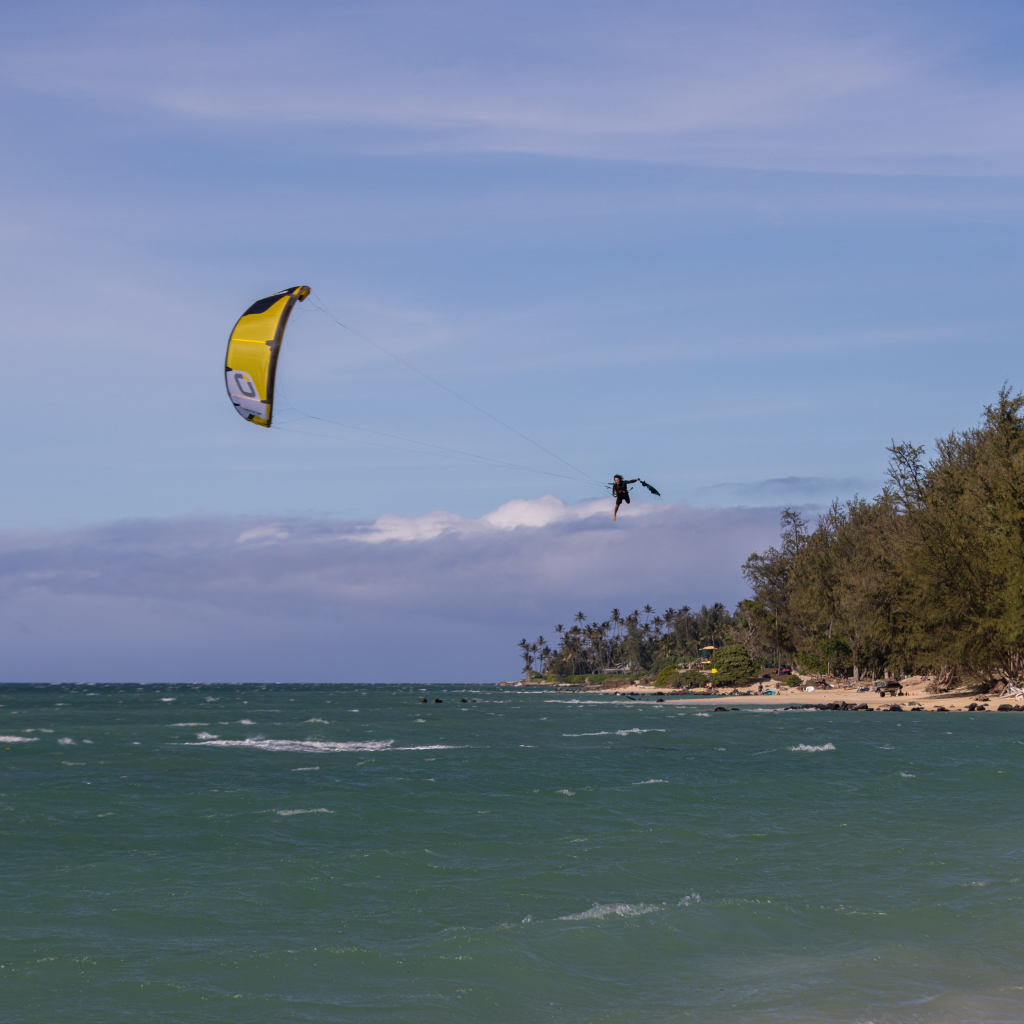 Kitesurfeur effectuant un saut extrême avec l’Ozone Edge Ultra-X 2026