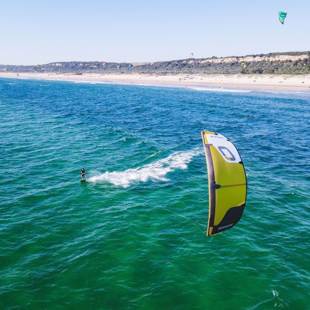 Ozone Edge Ultra-X 2026 en action big air sur spot tropical