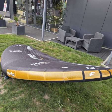 OCCASION F-ONE STRIKE 4.5m2 V5 ALUULA 2025 + boom - vue de côté