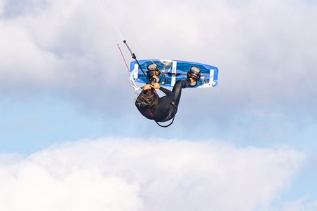 Eleveight Process V10 2026 - action riding kitesurf