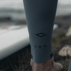 ion_water_seek-core-43-front-zip-men_model-picture