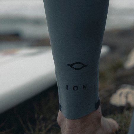 ion_water_seek-core-43-front-zip-men_model-picture