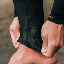 ion_water_seek-core-32-front-zip-men_model-picture