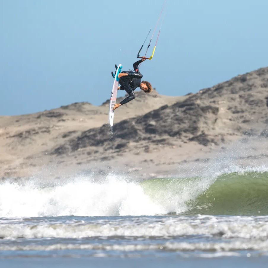 Kitesurfeur réalisant une figure aérienne au-dessus des vagues avec la barre DUOTONE TRUST BAR QUAD CONTROL 2020