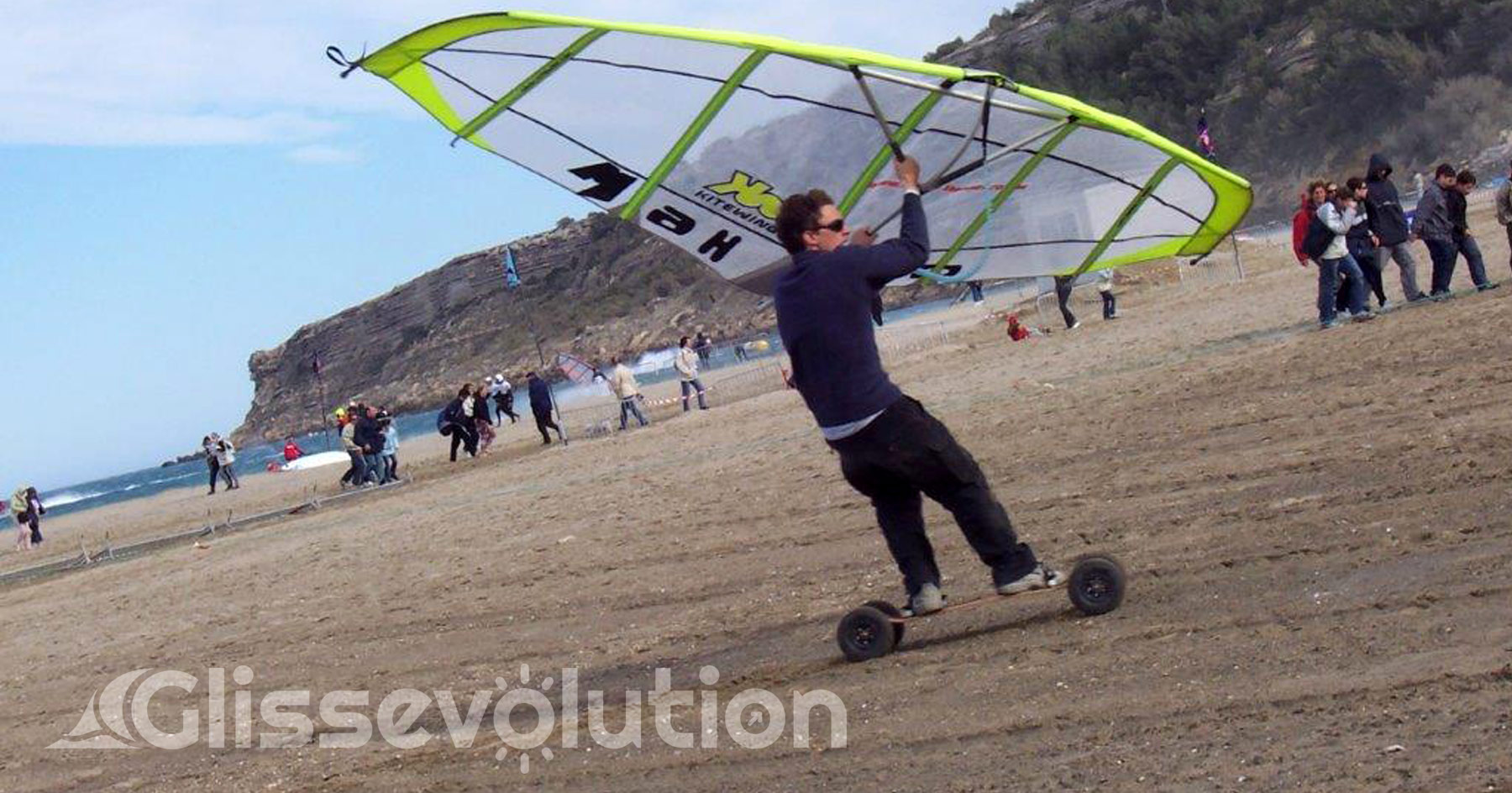 En 2006, Greg Nicholls, fondateur de Glissevolution, en kitewing mountainboard