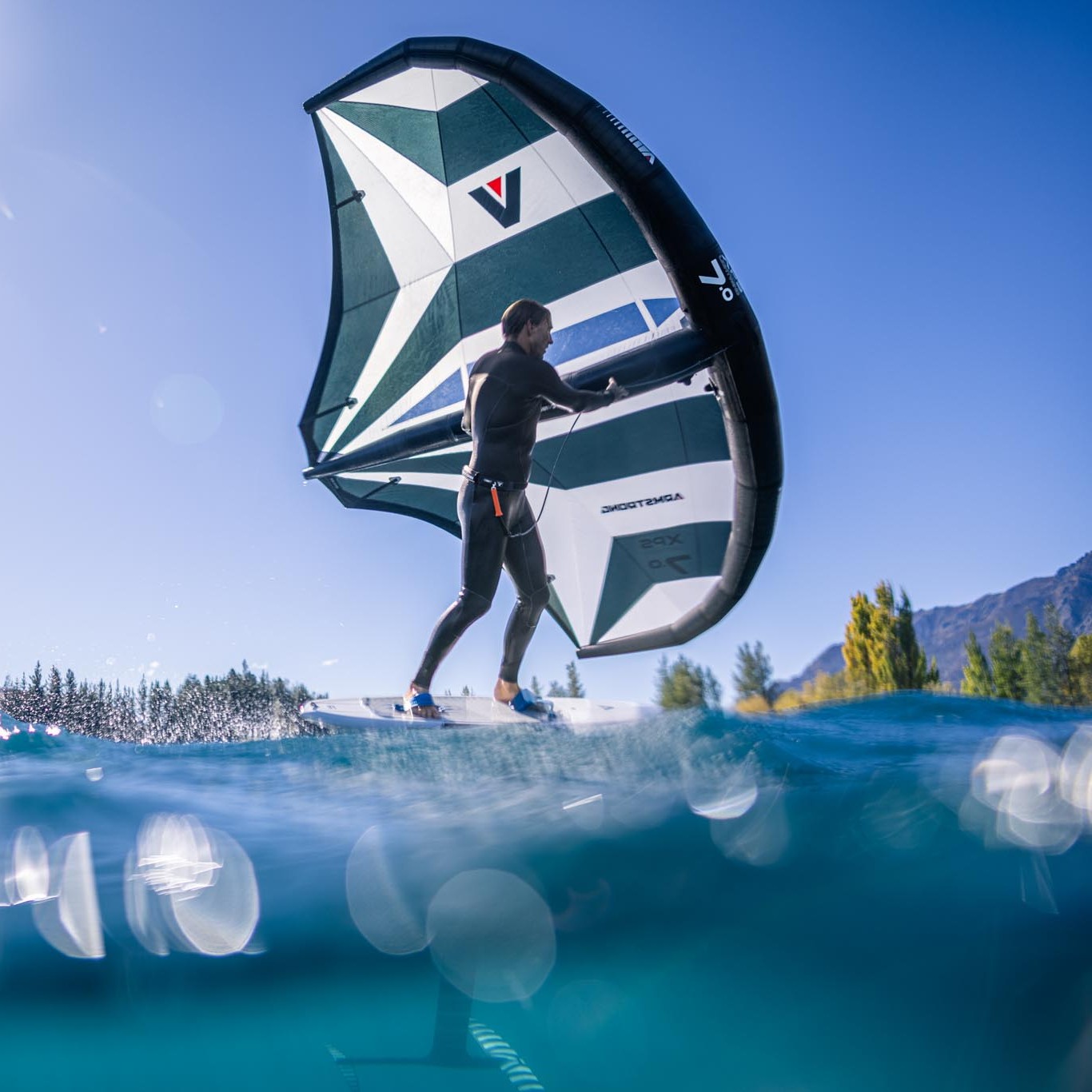 Navigation en wingfoil avec l’aile Armstrong A-Wing XPS Lightwind 2023