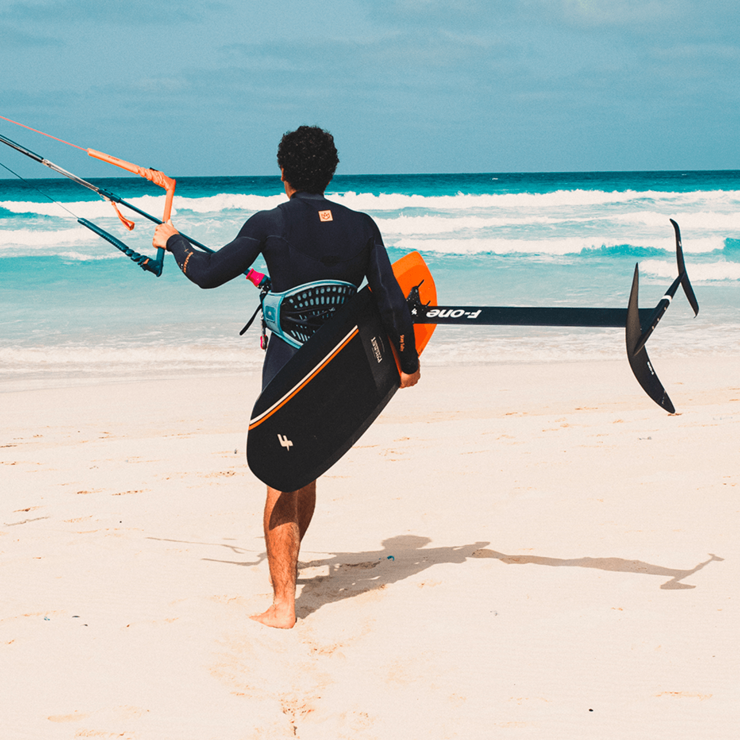 transport-planche-de-foil-f-one-pocket-carbon-2025-sur-la-plage-kitesurf