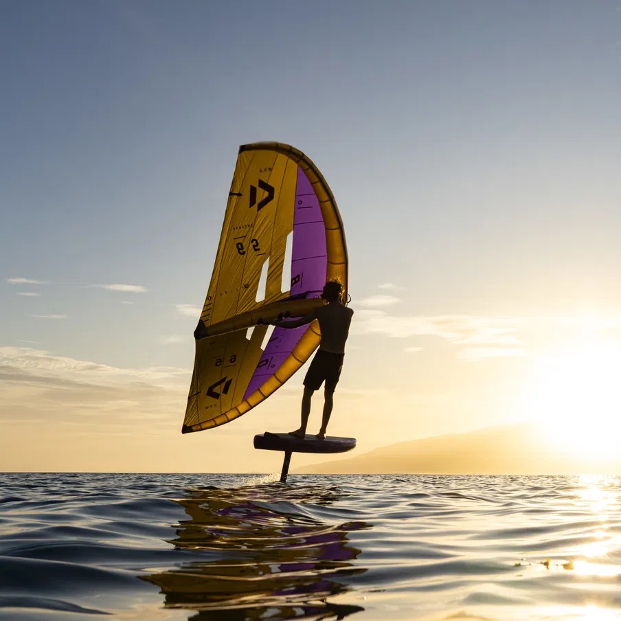 Session de wingfoil au coucher du soleil avec la planche DUOTONE Downwinder SLS 2024