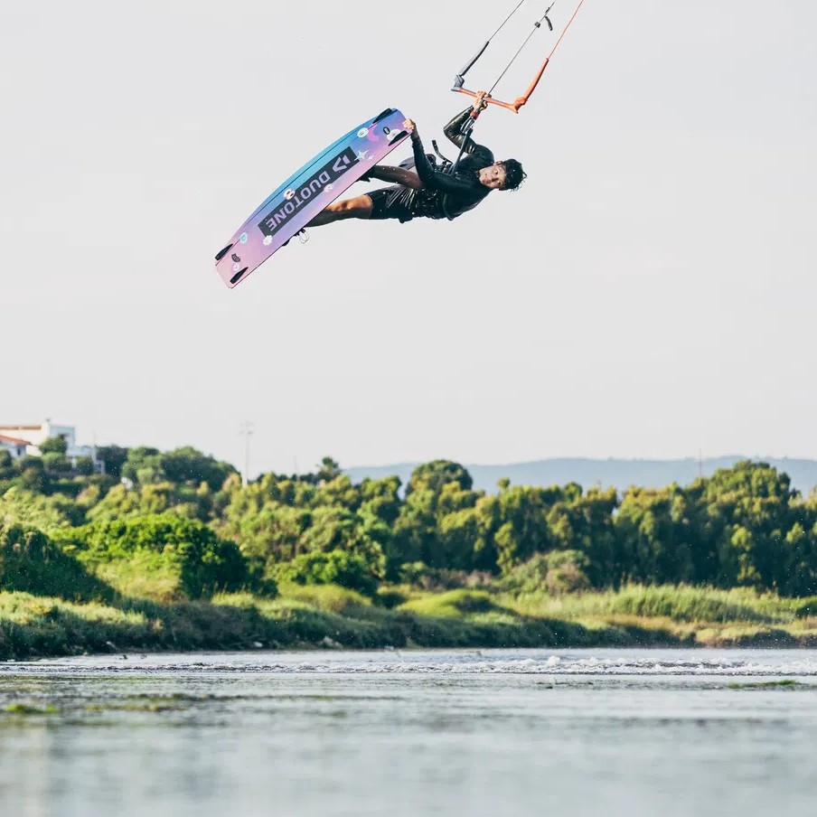 Rider freestyle en kitesurf avec la planche Duotone Team Series 2024 en plein saut