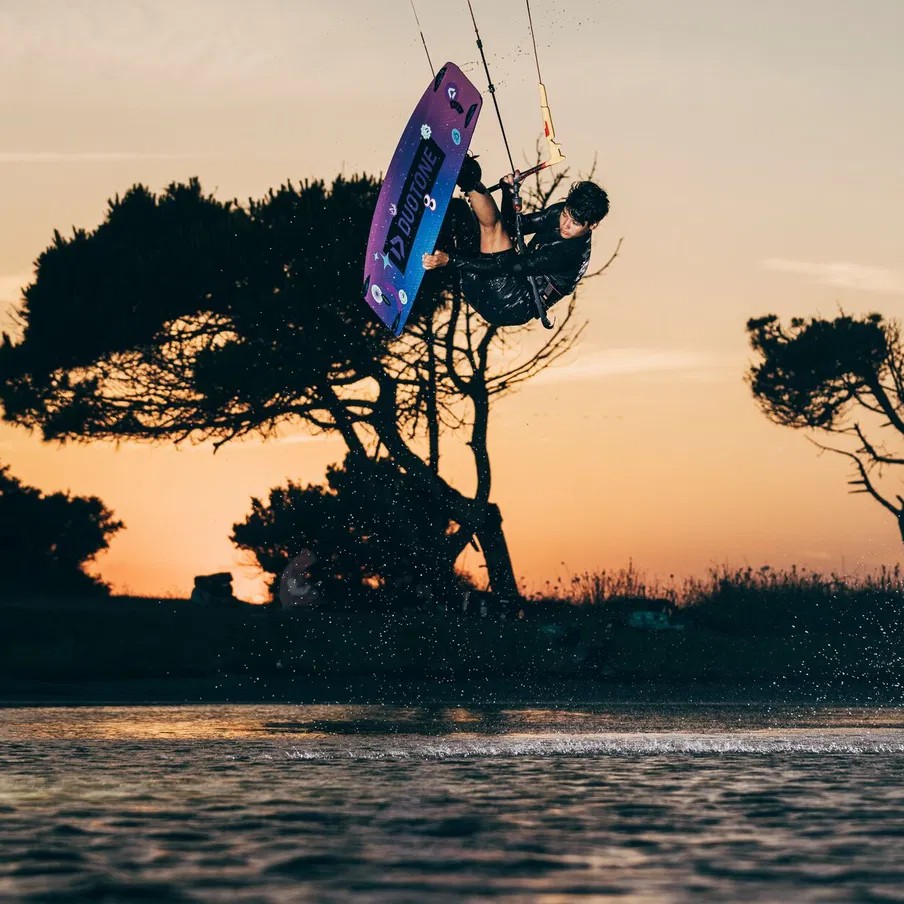 Session freestyle au coucher du soleil avec la Duotone Team Series 2024