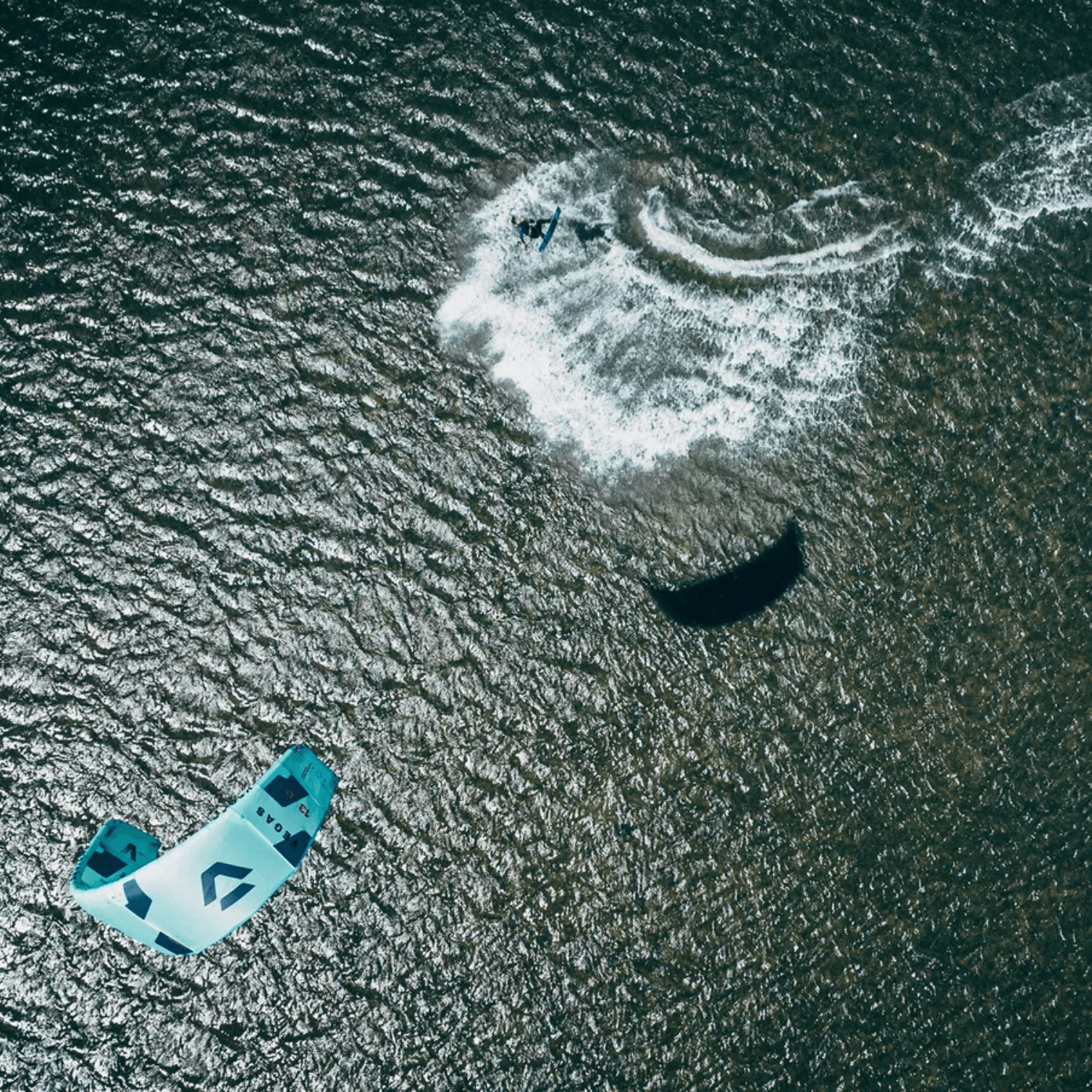 Kitesurfer en action avec l’aile Duotone Vegas 2024 vue aérienne sur l’océan