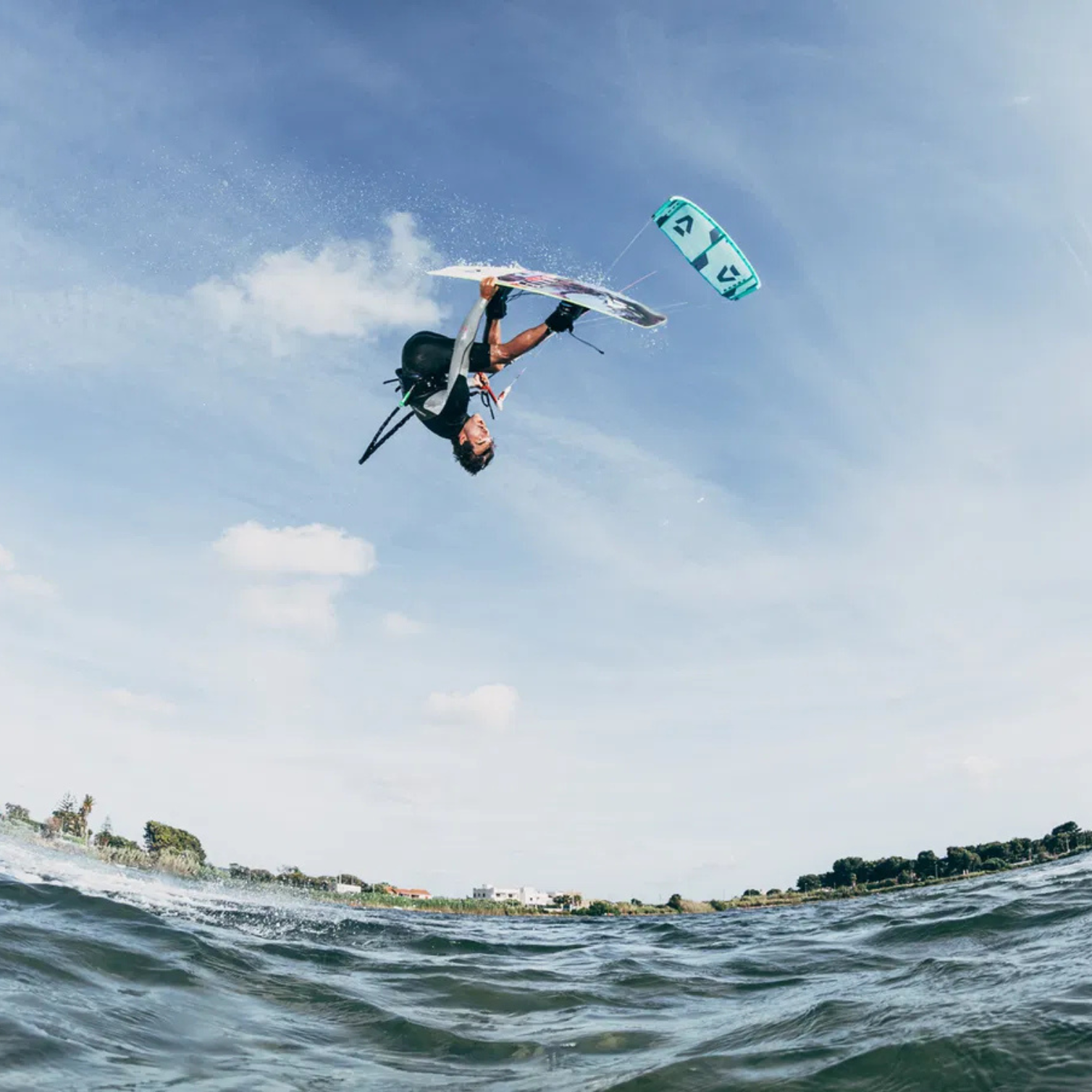 Rider effectuant un trick freestyle avec l’aile de kitesurf Duotone Vegas 2024