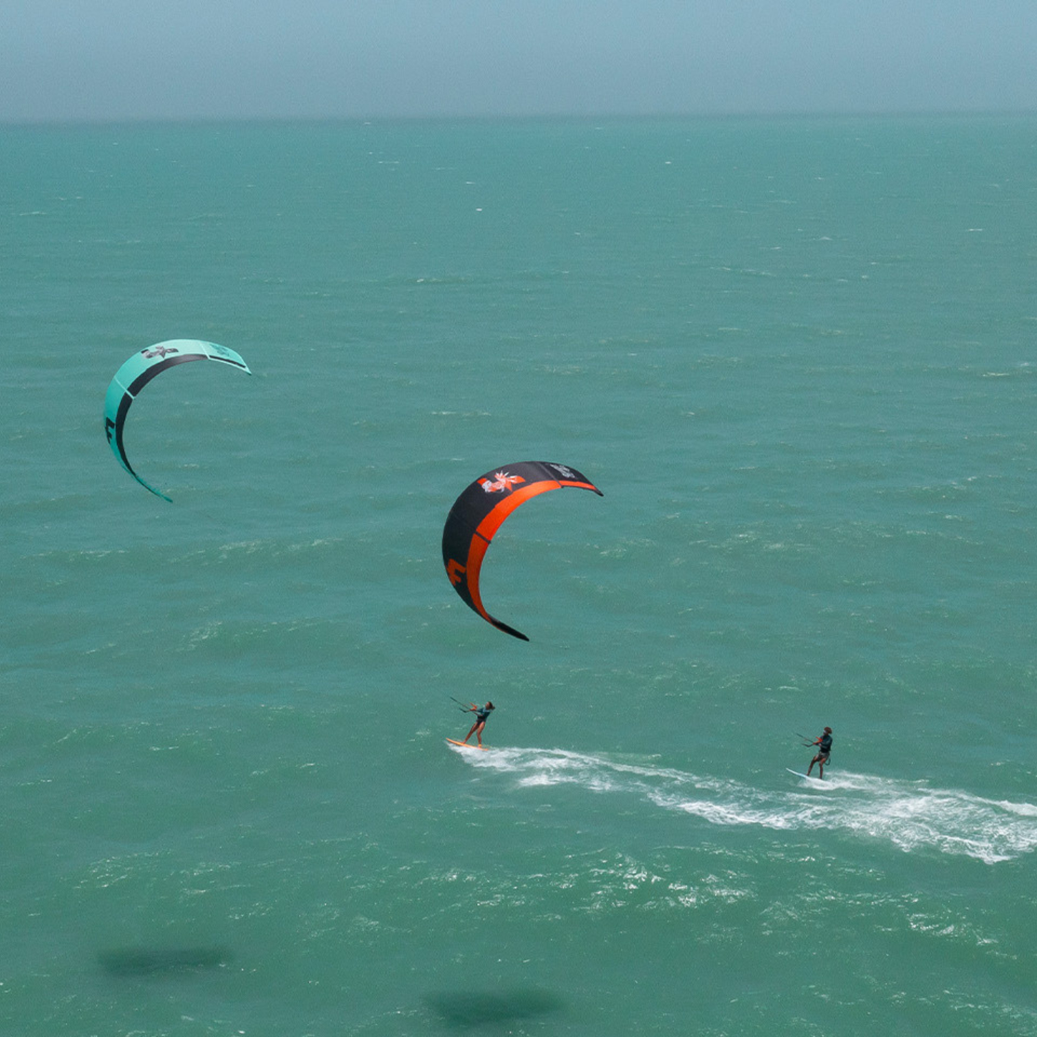 F-ONE Bandit S4 2024 kitesurf double rideurs sur eau turquoise