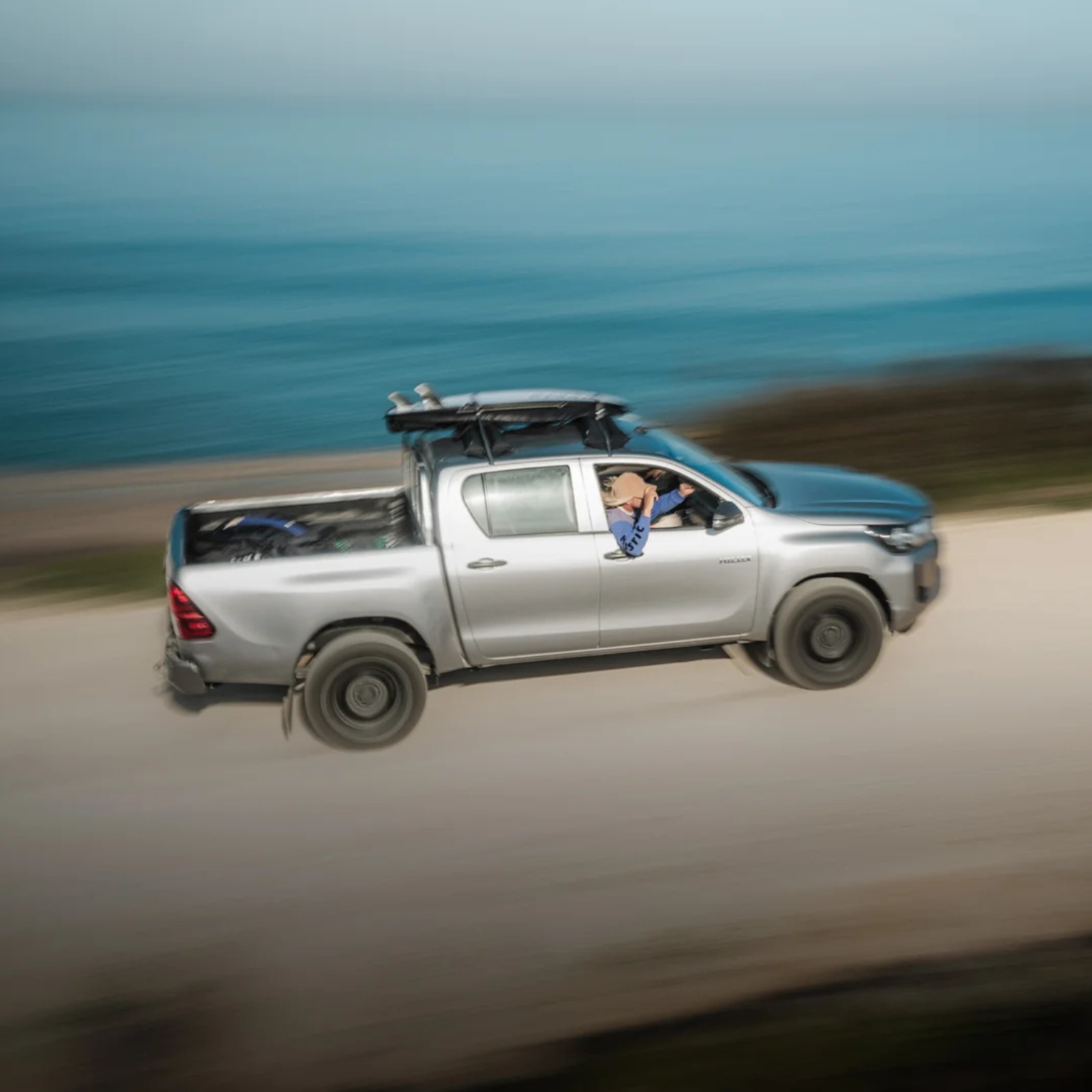 Sac Mystic Car Bag 2024 installé dans pick-up en bord de mer
