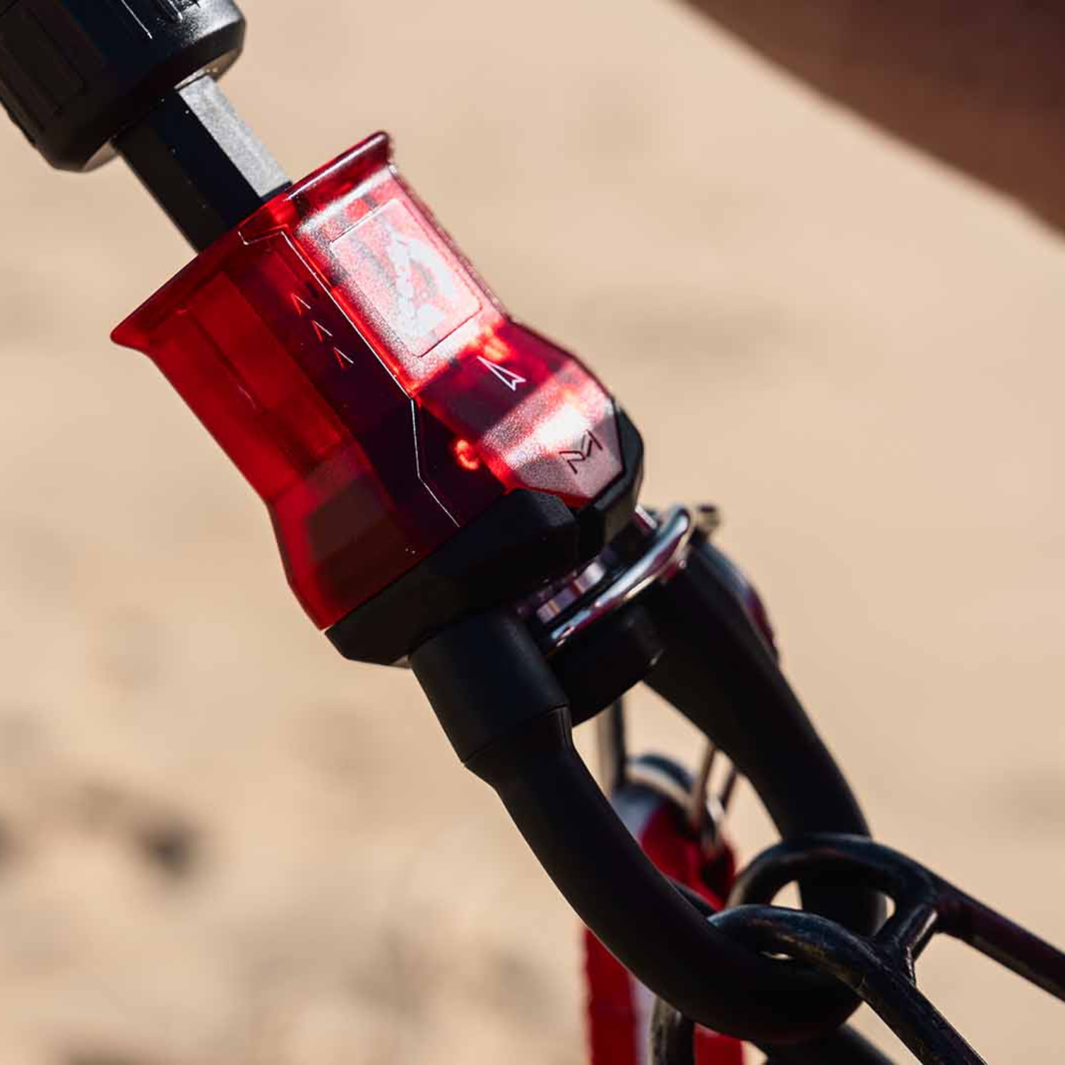 Gros plan sur le chicken loop Reedin Dreamstick X avec système de largage rapide sur fond de plage