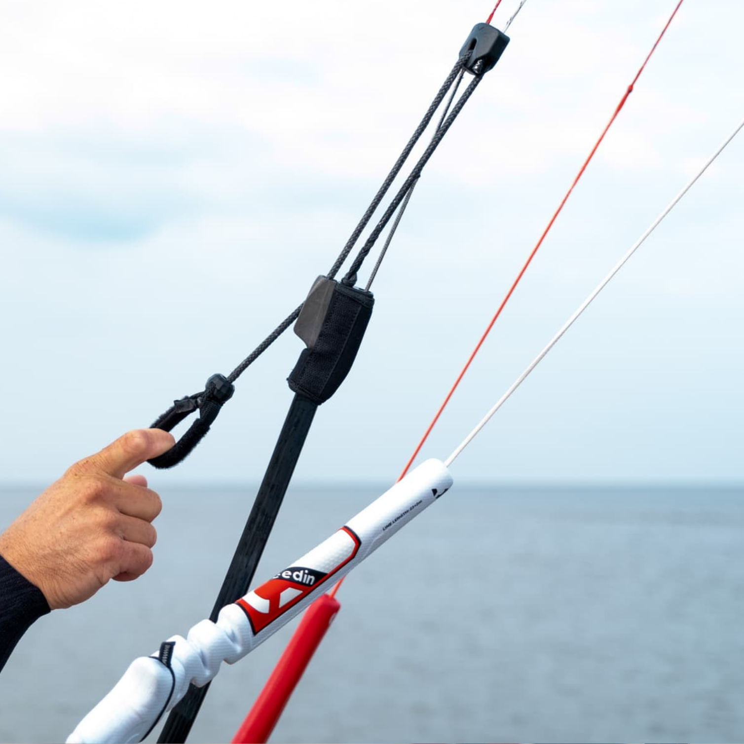 Lignes de contrôle Reedin Dreamstick X avec trim précis et poignées ergonomiques en action au bord de l’eau